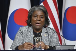 La embajadora estadounidense ante Naciones Unidas, Linda Thomas-Greenfield, habla durante una conferencia de prensa en la Casa Diplomática de Estados Unidos en Seúl, el miércoles 17 de abril de 2024. (Jung Yeon-je/Pool Photo via AP)