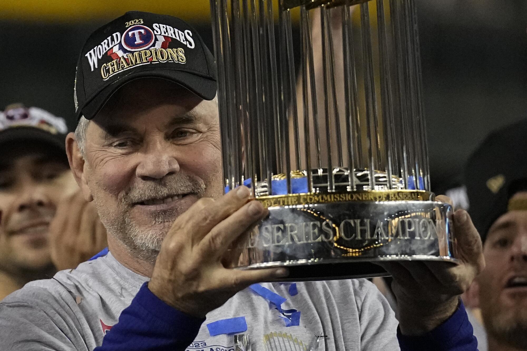 Manager Tony La Russa holds up the World Series trophy after News Photo  - Getty Images