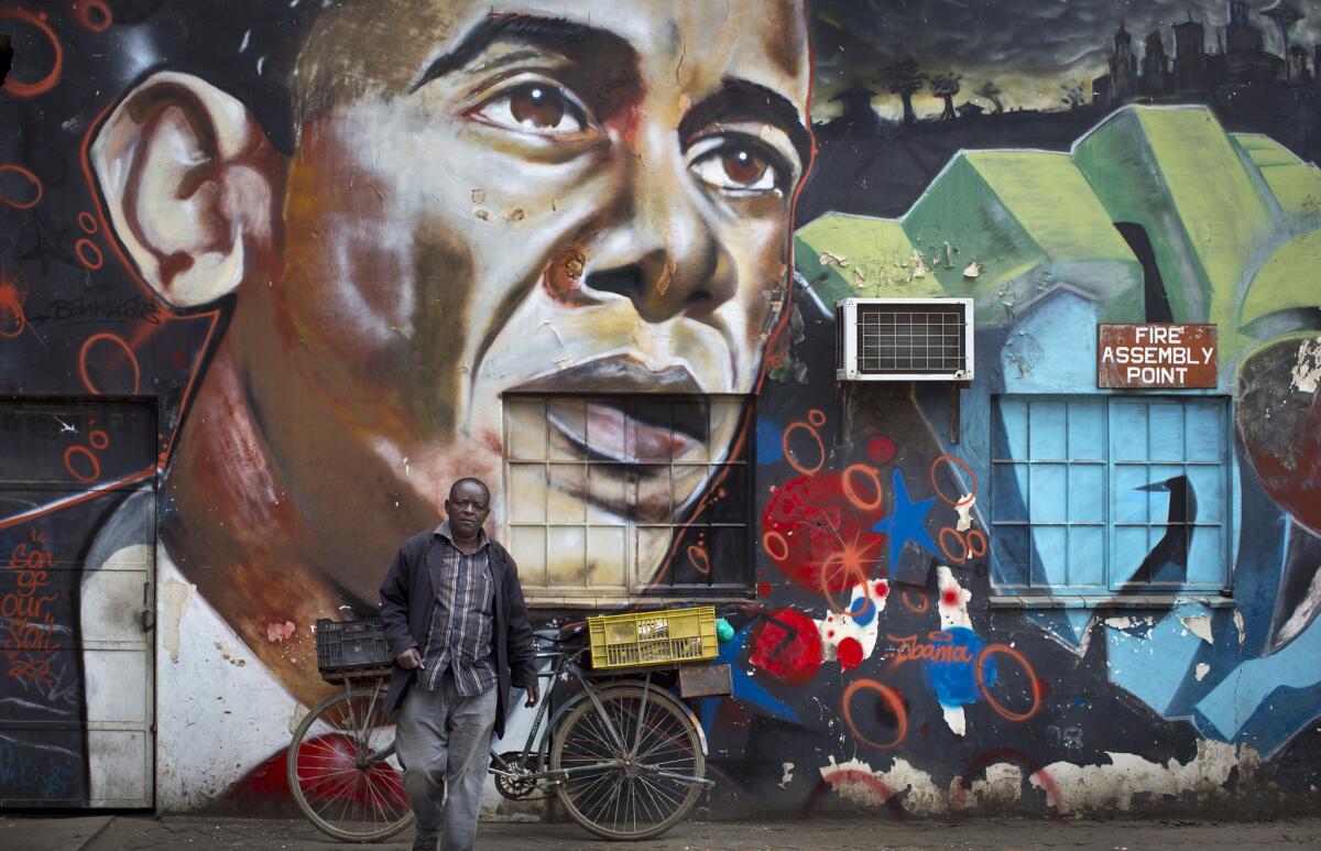 Un hombre posa frente a un mural con la imagen del presidente estadounidense Barack Obama creada por el artista Bankslave en Nairobi, Kenia, el 22 de julio del 2015. Kenia espera la visita oficial del presidente Obama, que visitó Kenia en 2006 cuando era senador. (AP Foto/Ben Curtis)