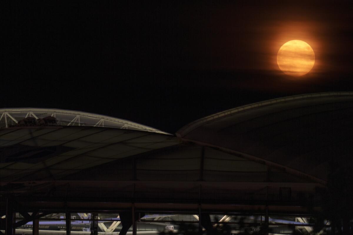 Una superluna, vista sobre el estadio Arthur Ashe