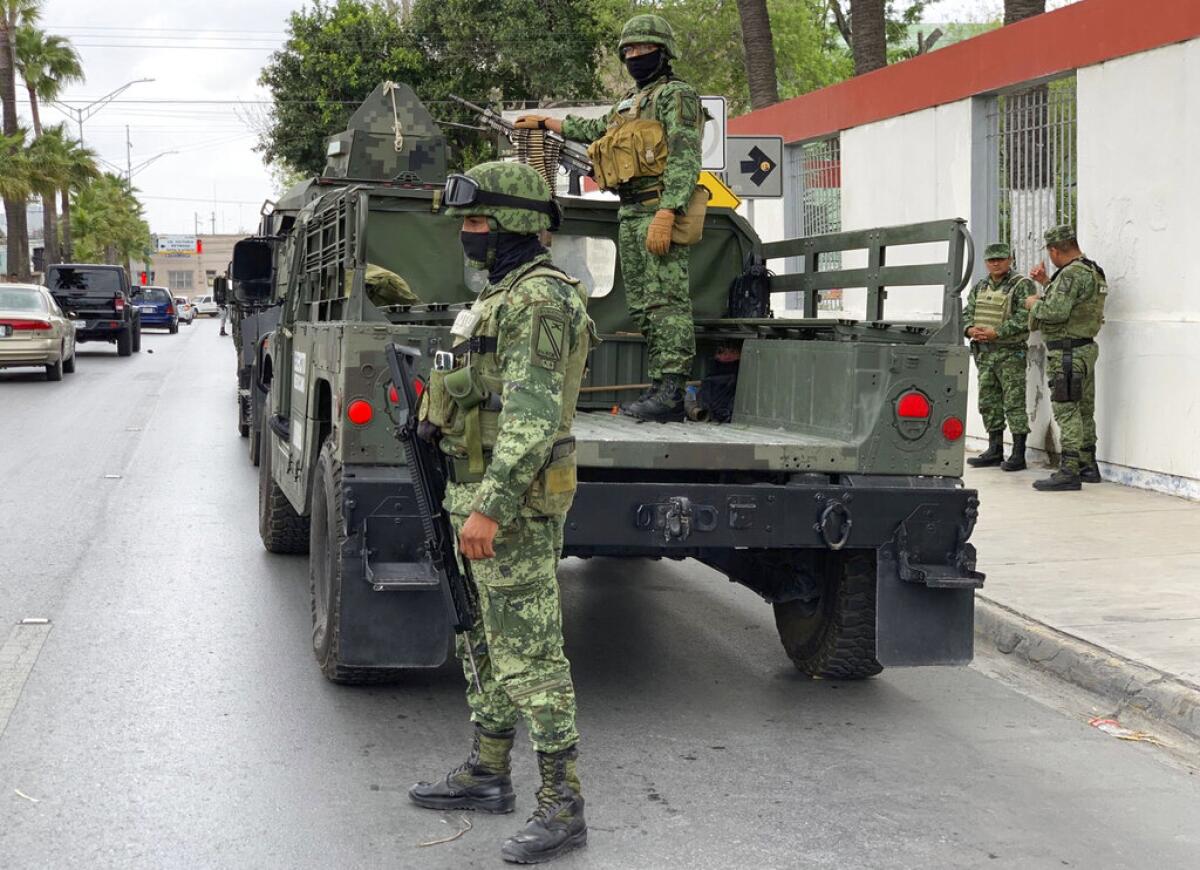 Diversos militares resguardan las principales zonas de los cárteles en México. Foto: Los Angeles Times Diversos militares resguardan las principales zonas de los cárteles en México. Foto: Los Angeles Times