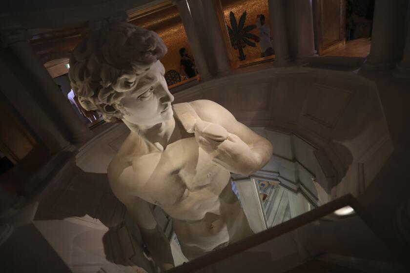 ARCHIVO - En esta foto del 1 de octubre de 2021, una réplica en 3D del David de Miguel Ángel se expone en el pabellón de talia durante la Expo 2020 de Dubái, en los Emiratos Árabes Unidos. (AP Foto/Kamran Jebreili, Archivo)