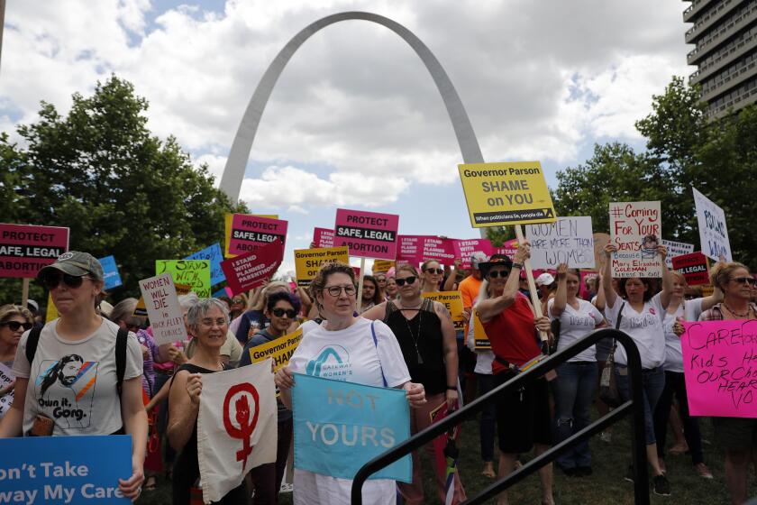 ARCHIVO - Defensores del aborto participan en una protesta el 30 de mayo de 2019 en San Luis, Missouri. (AP Foto/Jeff Roberson, Archivo)