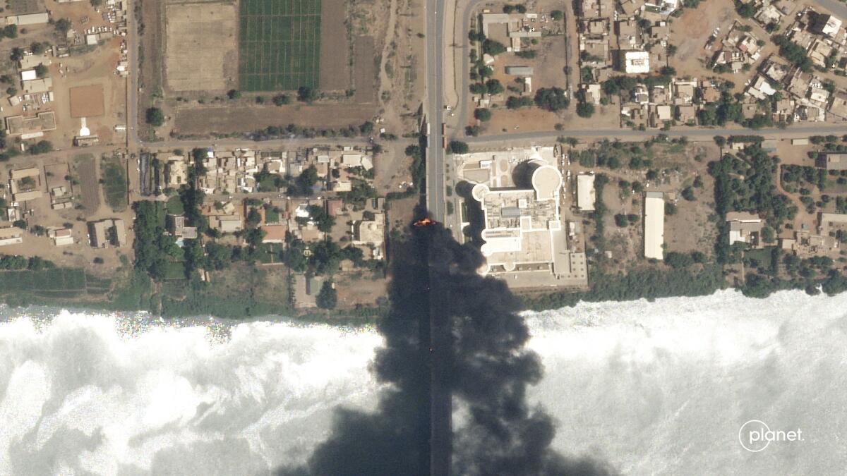 En esta imagen de satélite de Planet Labs PBC se ve un incendio cerca de un hospital en Jartum, Sudán