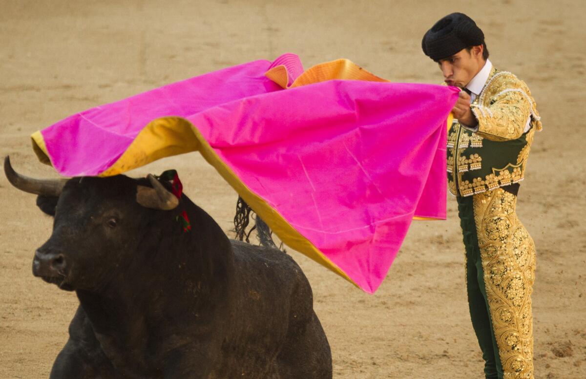 En esta imagen de archivo, tomada el 16 de mayo de 2011, el matador español Victor Barrio durante la feria de San Isidro, en la plaza de toros de Las Ventas, en Madrid. El torero falleció el 9 de julio de 2016 tras recibir una cornada durante una faena. tenía 29 años. (AP Foto/Daniel Ochoa de Olza, archivo)