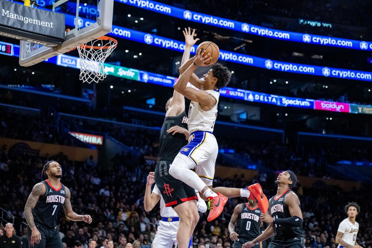 Lakers guardı Max Christie, dördüncü çeyrekte Houston Rockets'ın pivotu Jock Landale karşısında potaya doğru ilerliyor.