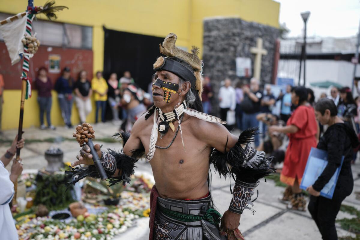 Un danzante participa en una ceremonia 