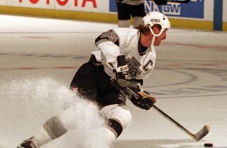 Wayne Gretzky kutter buack mens skøyter mot Vancouver På Forumet. Han scoret sitt første mål for året i den første perioden.