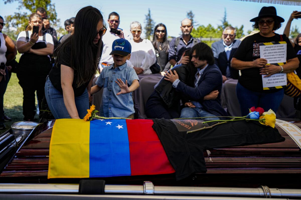 ARCHIVO - La viuda, el hijo y la hermana del exmilitar disidente venezolano Roland Ojeda