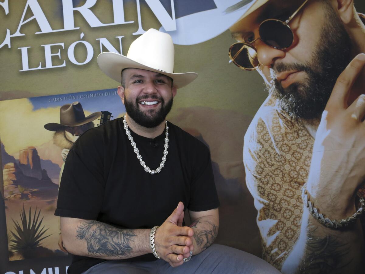 El cantante de música regional mexicana Carin León posa para un retrato durante una entrevista 