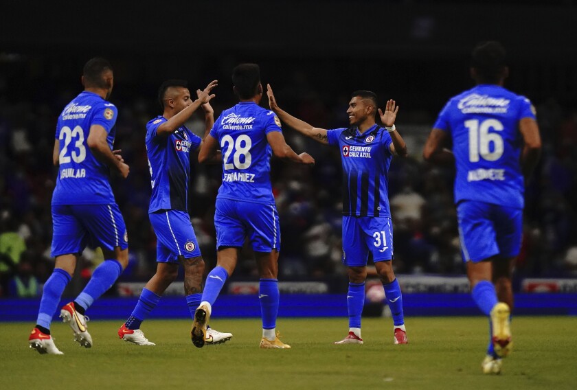 Cruz Azul's players celebrate after Tigres'