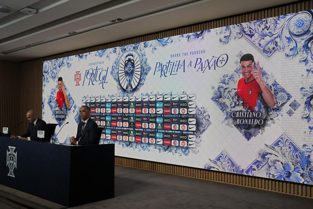 La imagen del atacante portugués Cristiano Ronaldo aparece en una pantalla 