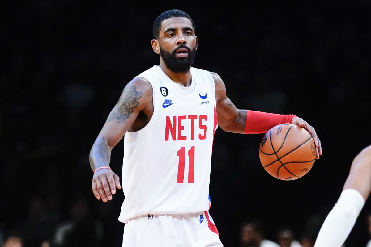 La star des Brooklyn Nets, Kyrie Irving, contrôle le ballon lors d'un match contre les San Antonio Spurs le 2 janvier.