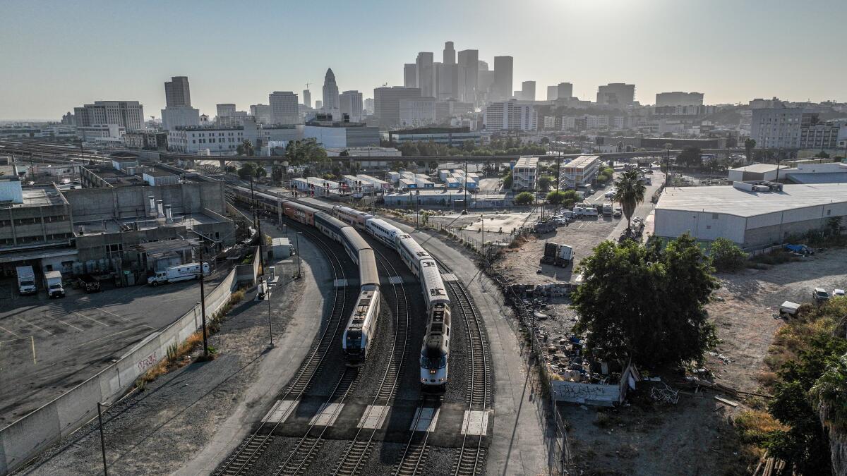 Treinamento em estradas e horizonte de Los Angeles nas costas