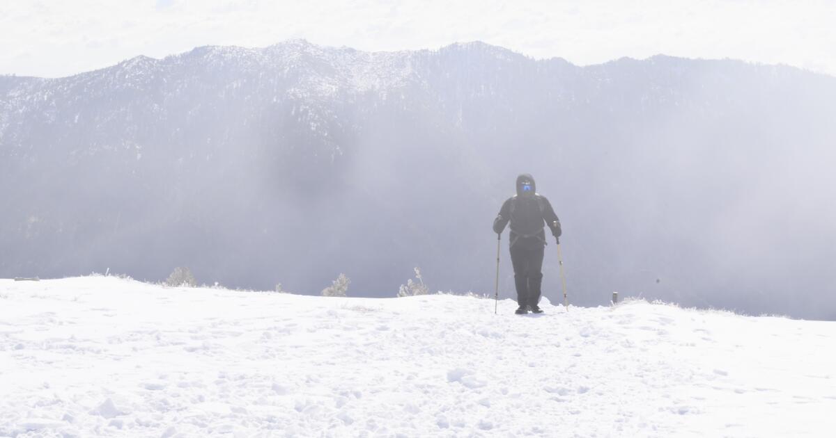 À medida que uma tempestade de inverno se aproxima, os alpinistas são impedidos de escalar a rota gelada do Monte Baldy.