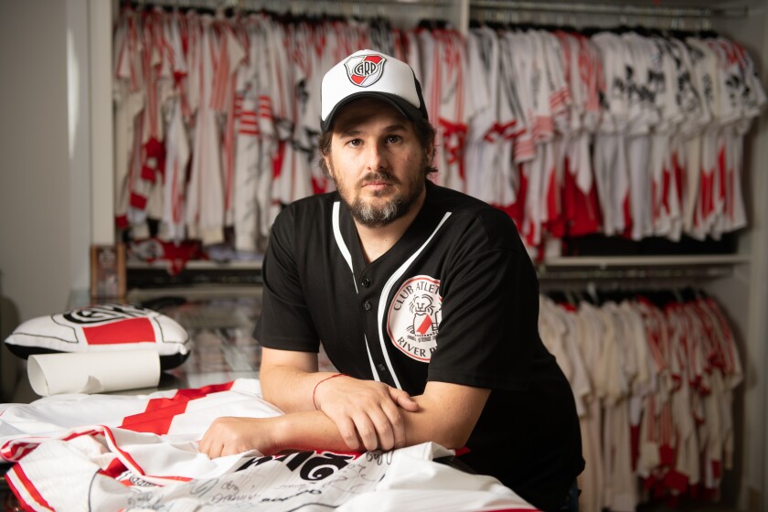 Goldfarb, el hincha de River con la mayor colección de camisetas del mundo - Los Angeles Times