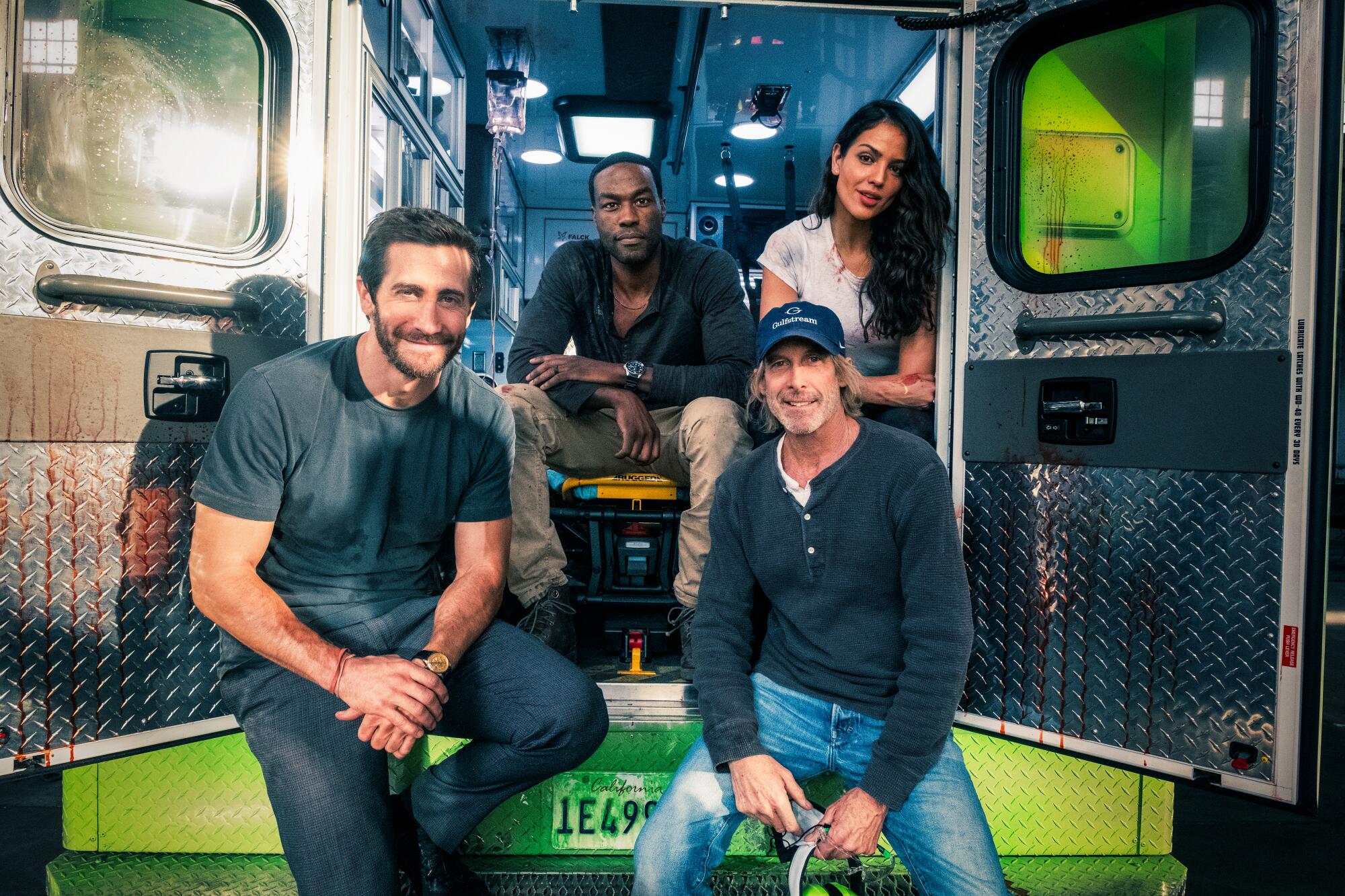 De izq. a der., Jake Gyllenhaal, Yahya Abdul-Mateen II, Michael Bay y Eiza González en el set de "Ambulance".