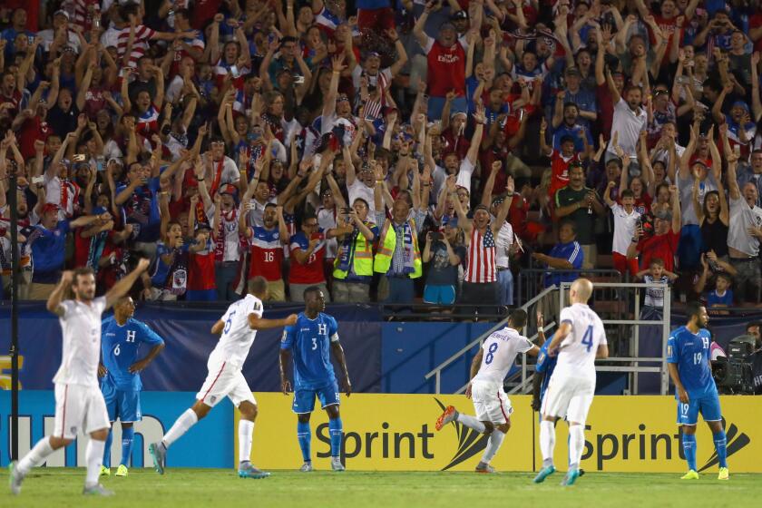 Clint Dempsey (8)celebra luego de anotar el primer gol de Estados Unidos sobre Honduras.