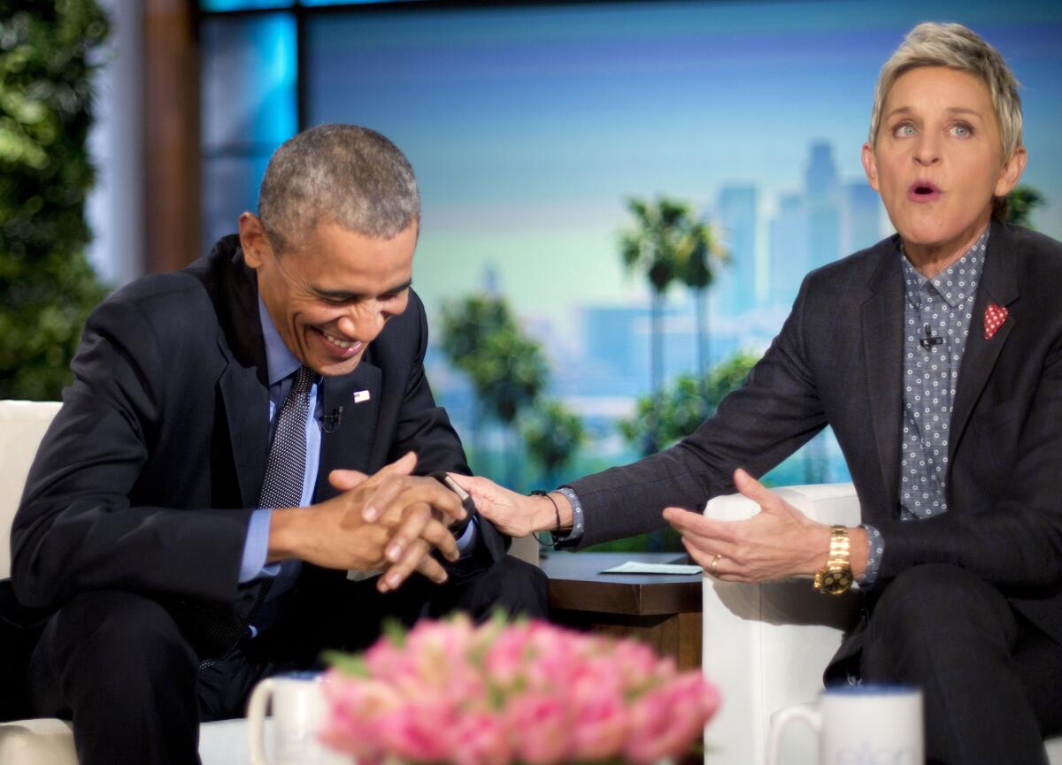 El presidente Barack Obama se ríe con Ellen DeGeneres durante una pausa comercial mientras graban un segmento de “Ellen DeGeneres Show” en Burbank, California. (Foto AP/Pablo Martinez Monsivais)