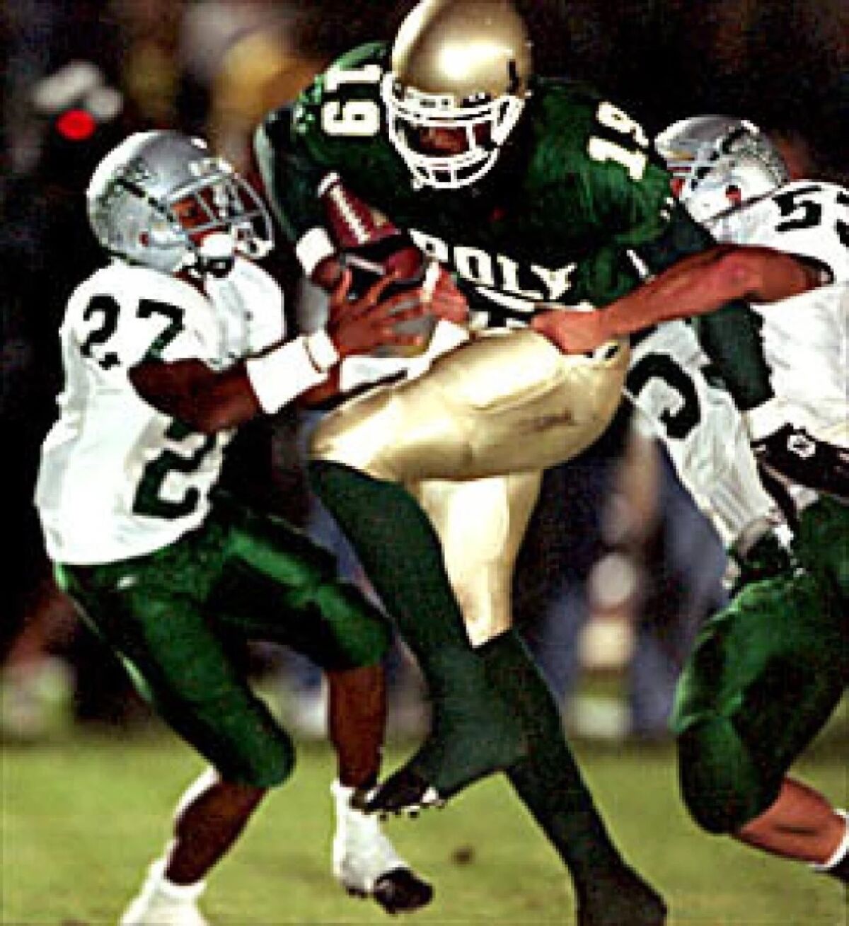 Long Beach Poly sıkı sonu Marcedes Lewis, 2001'deki bir oyun sırasında aldığı resepsiyondan sonra De La Salle savunucularını geçmeye çalışıyor.