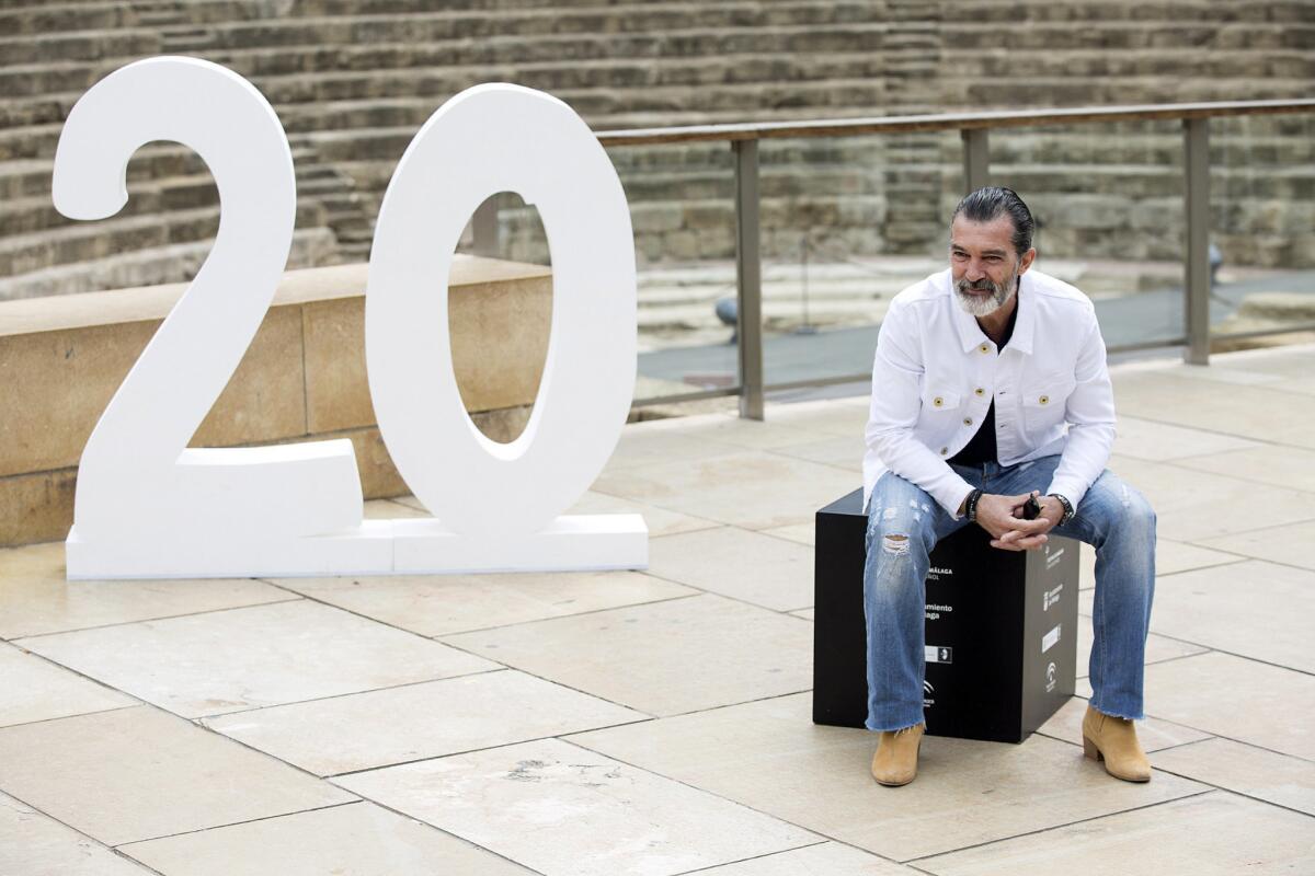 El actor Antonio Banderas posa frente al Teatro Romano de Málaga, tras haber recibido hoy una Biznaga de Oro honorífica en el vigésimo Festival de Cine en Español de Málaga, que reconoce así toda su trayectoria.