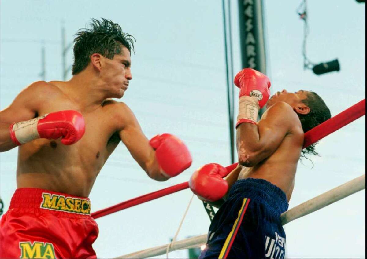 En 1995 el púgil colombiano Jimmy García (d) protagonizó una de las noches más negras en la historia del boxeo.