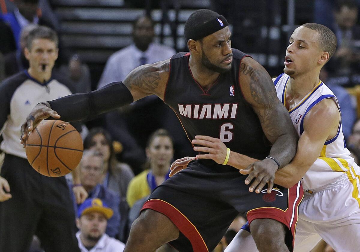 LeBron James (izquierda) tendrá su duelo personal frente a Stephen Curry en las finales de la NBA.