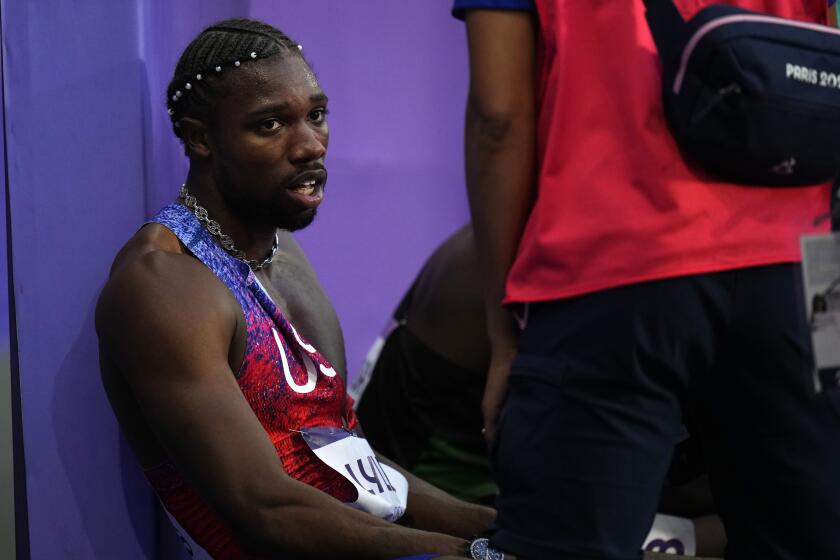 El estadounidense Noah Lyles descansa tras quedar tercero en los 200 metros de los Juegos Olímpicos de París, el miércoles 7 de agosto de 2024, en Saint-Denis, Francia. (AP Foto/Martin Meissner)