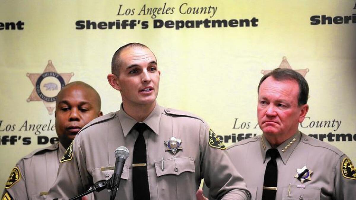 El agente del Departamento del Sheriff, Adam Collette describe las circunstancias en que encontró a la bebé recién nacida en Compton.