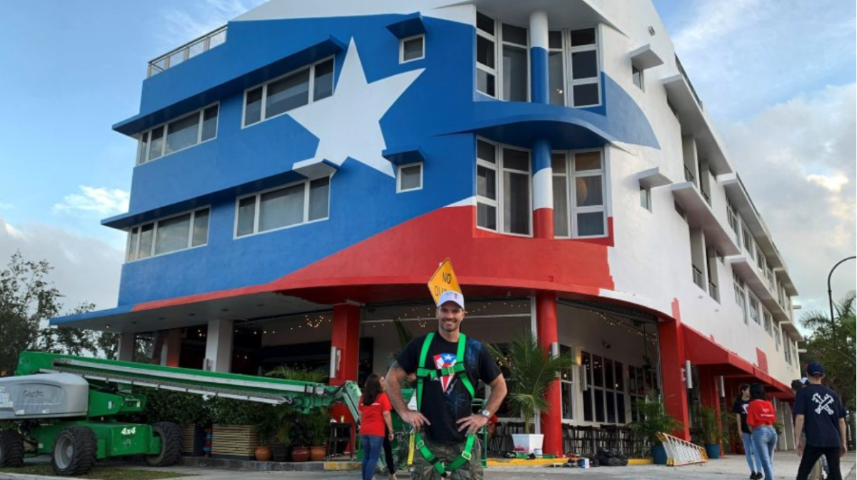 Julián Gil mientras posa frente al restaurante “La Placita”