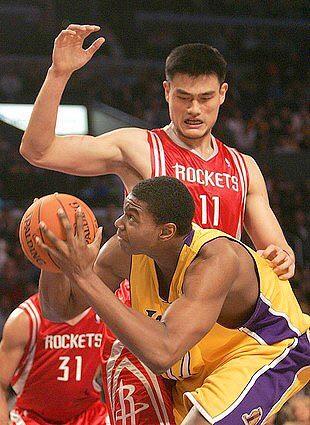 Andrew Bynum, Yao Ming.