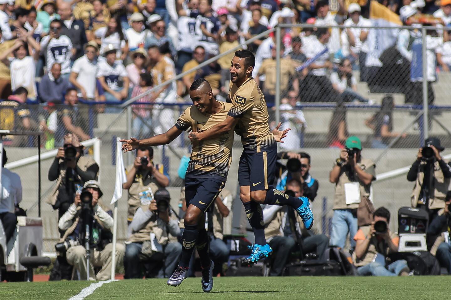 El jugador Fidel Martinez (i) y Luis Fuentes (d) de Pumas festejan una anotación ante Veracruz, durante el juego de vuelta de los cuartos de final del torneo mexicano de fútbol, celebrado en el estadio Olímpico Universitario de Ciudad de México.