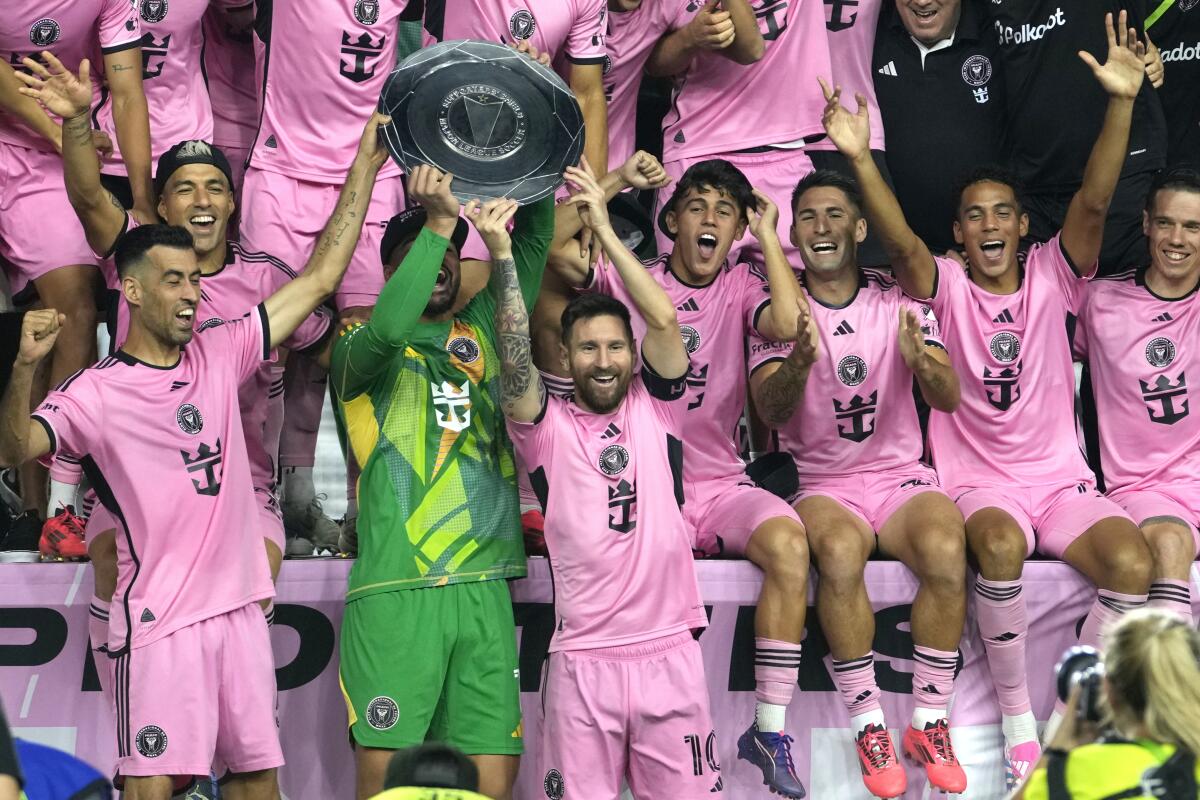 Lionel Messi y los demás jugadores del Inter Miami festejan en una 