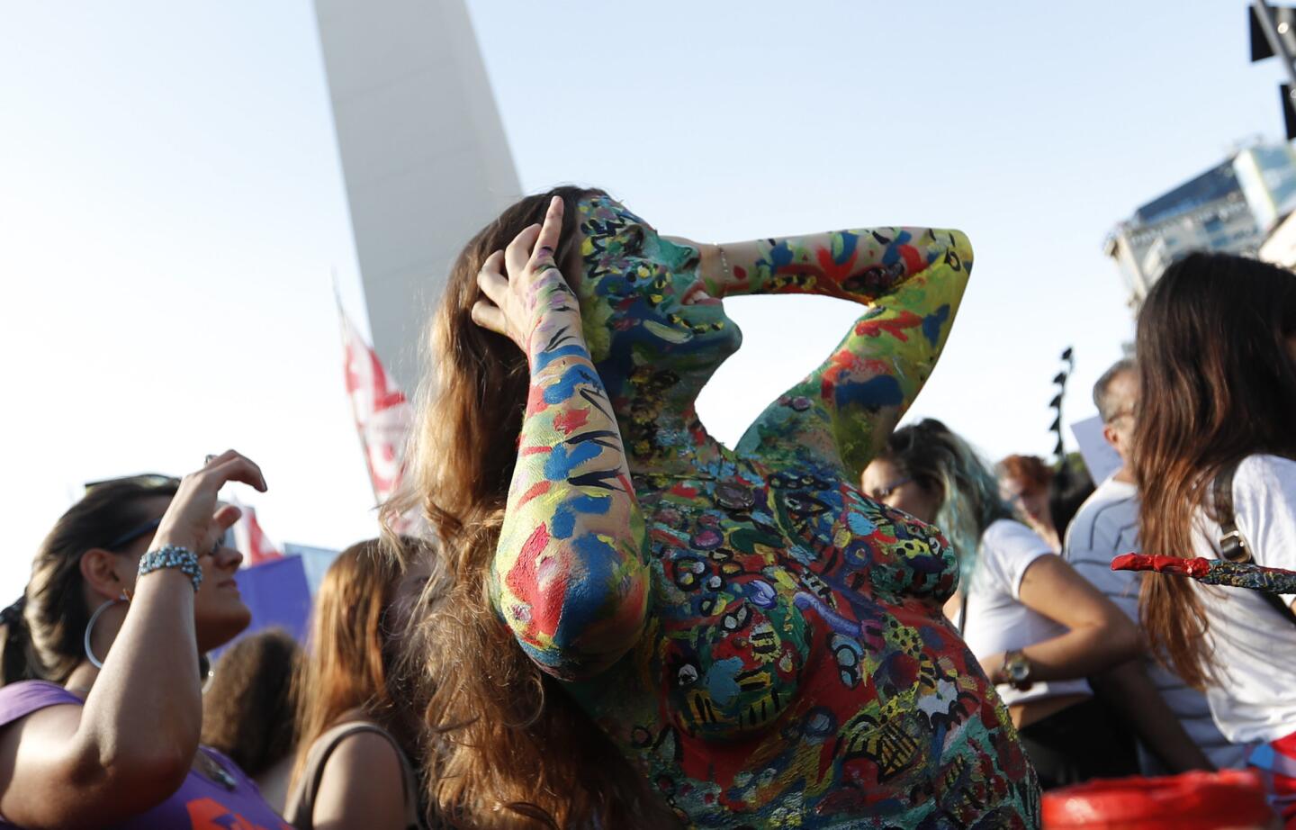 Mujeres participan de un "tetazo", una protesta contra la prohibición de hacer "topless", en el Obelisco de Buenos Aires (Argentina). La manifestación fue generada por un amplio operativo policial contra tres mujeres que hicieron "topless" en una playa argentina.