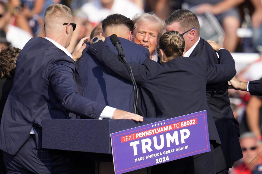 ARCHIVO - El candidato republicano a la presidencia, el expresidente Donald Trump, rodeado por agentes del Servicio Secreto en un evento de campaña en Butler, Pensilvania, el 13 de julio de 2024. (AP Foto/Gene J. Puskar, Archivo)