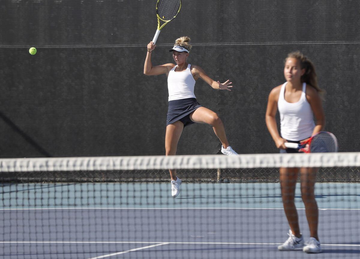 CdM's Jane Paulsen, center, and Cate Montgomery compete against Laguna Beach during a nonleague match on Sept. 28.