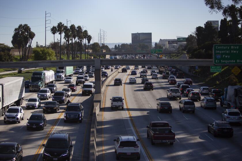 LOS ANGELES, CA-JANUARY 23, 2019: There is north and southbound traffic on the 405 near the intersection of West Manchester and La Cienega Boulevards after hazardous chemicals were spilled onto the freeway in Redondo Beach. (Gabriella Angotti-Jones/Los Angeles Times)