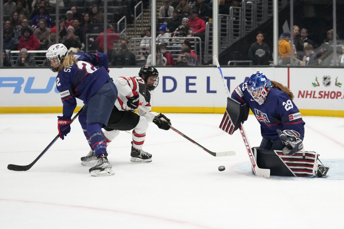 La gardienne américaine Nicole Hensley arrête un tir de l'attaquant canadien Jamie Lee Rattray en première période.