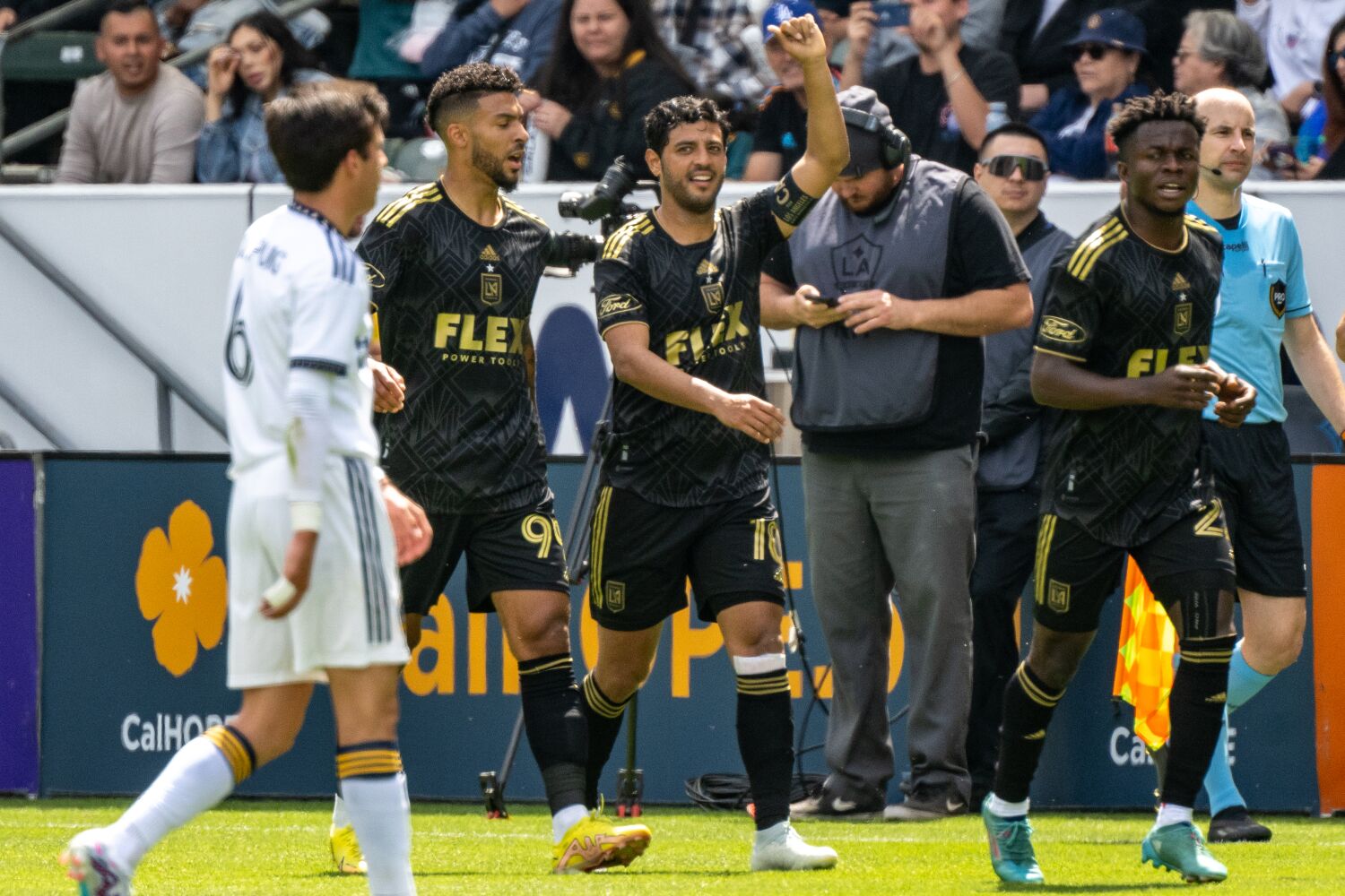 Carlos Vela leads LAFC to hard-fought win over Galaxy in El Tráfico