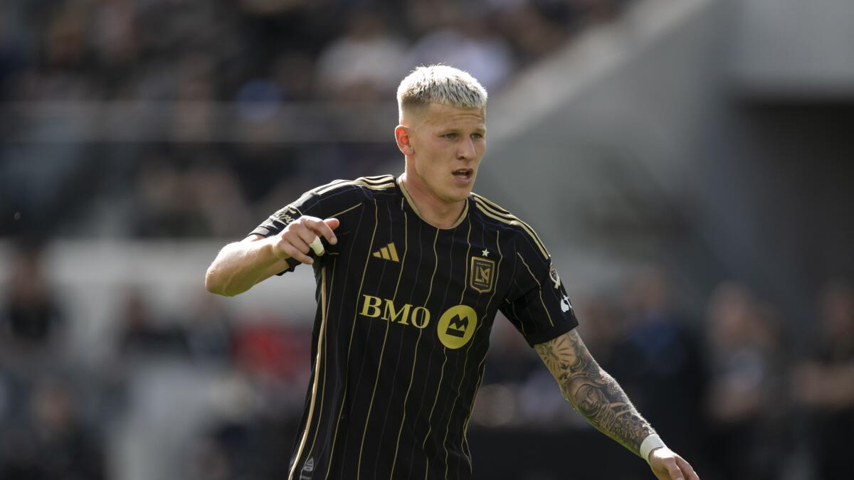 Mateusz Bogusz scores twice to help LAFC play to a draw with Portland
