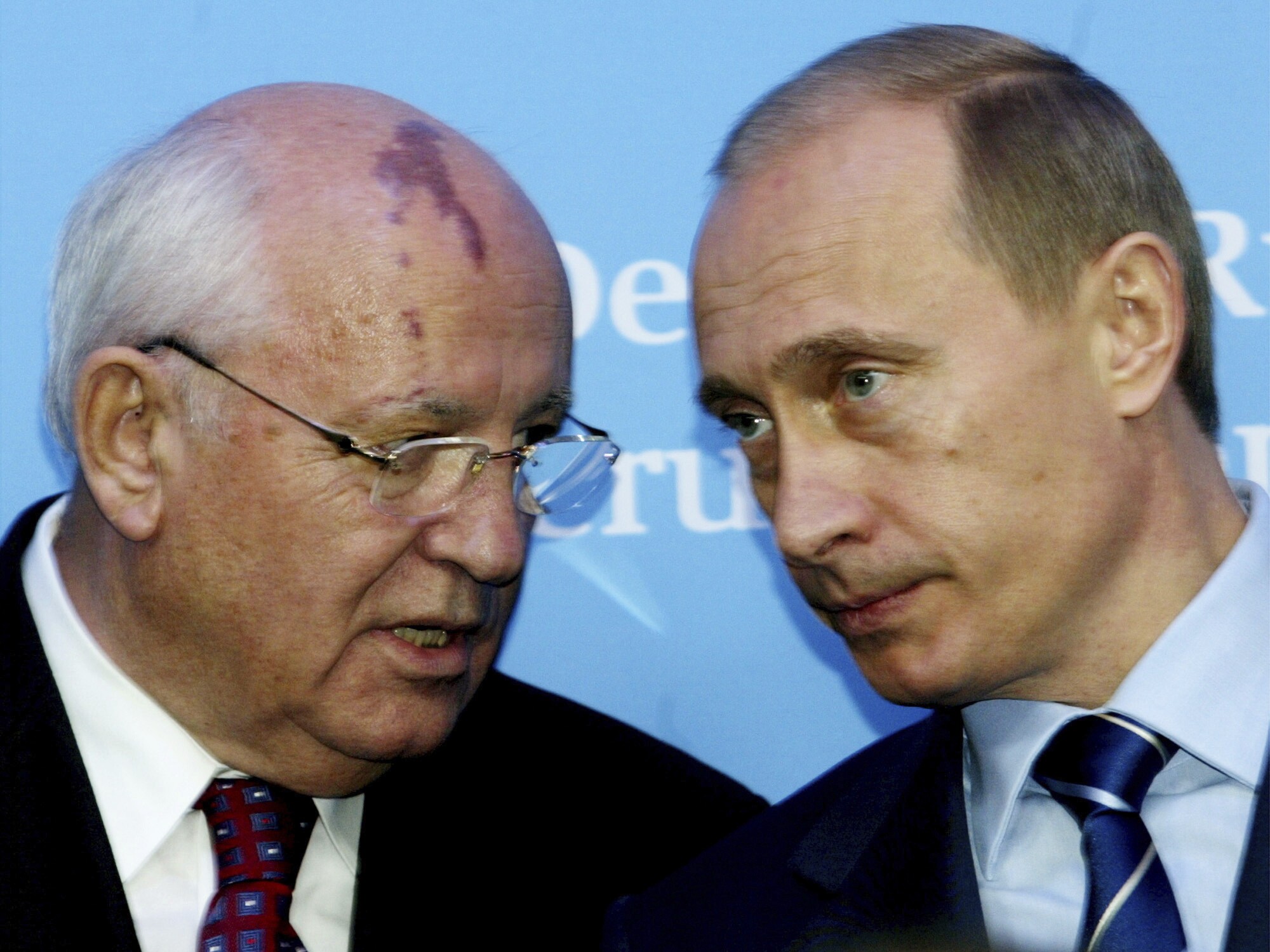 Rusya Devlet Başkanı Vladimir Putin, sağda, eski Sovyet Devlet Başkanı Mihail Gorbaçov ile görüştü. 
