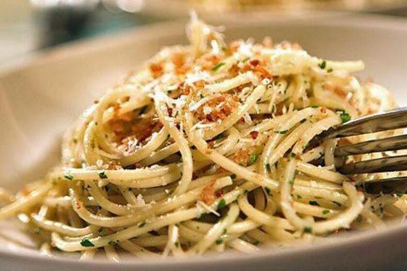 Recipe: Spaghetti with arugula and garlic bread crumbs