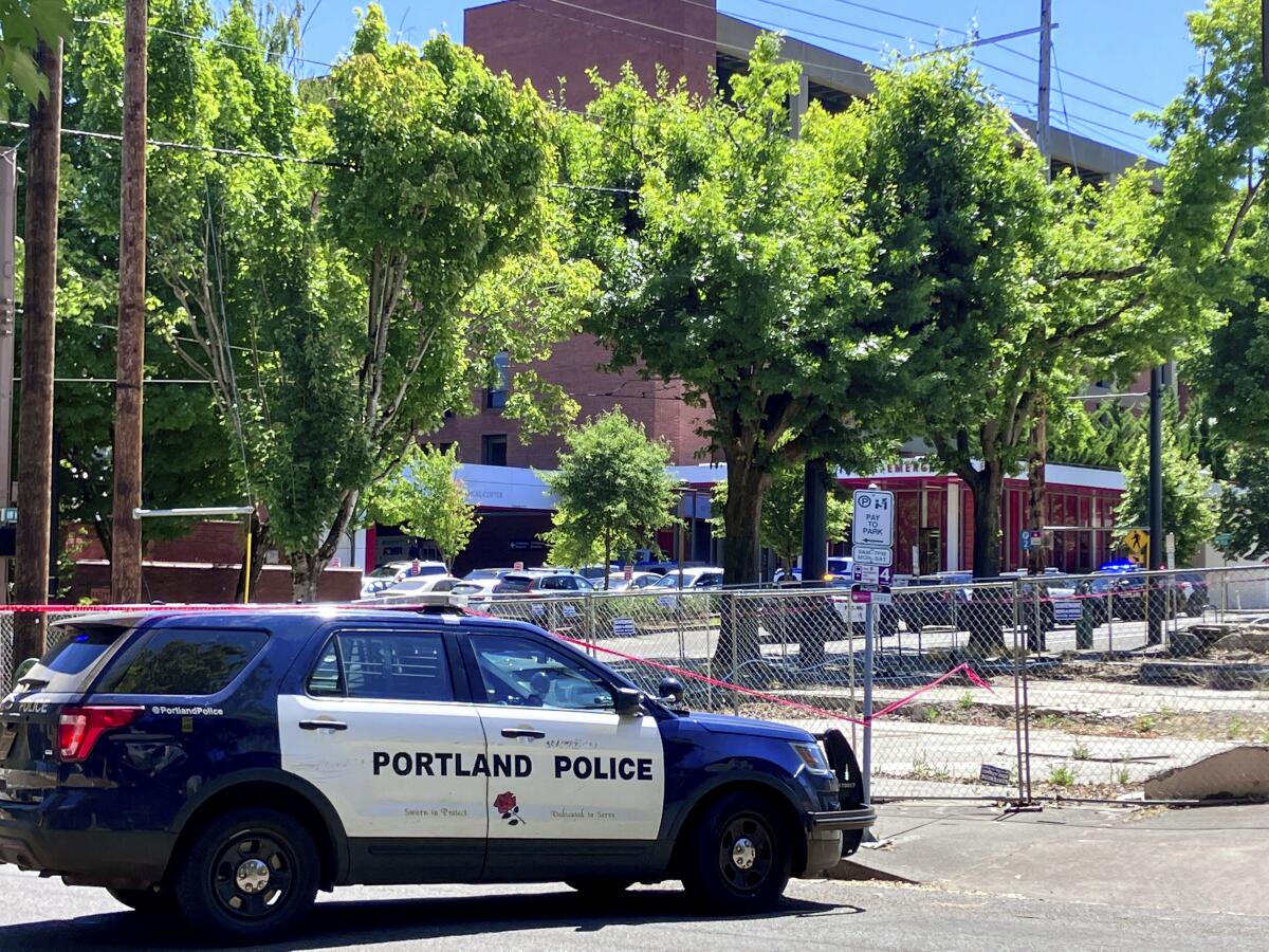 La policía de Portland responde a un tiroteo en el Centro Médico Legacy Good Samaritan en Portland, Oregon