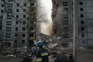 Un bombero observa cómo se derrumba parte de un muro de un edificio residencial que quedó muy dañado tras un ataque ruso en Zaporiyia, Ucrania, el 9 de octubre de 2022. (AP Foto/Leo Correa, File)
