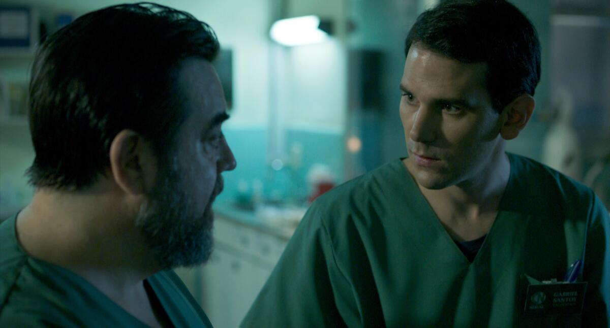Two men in medical scrubs in the movie "La Dosis."