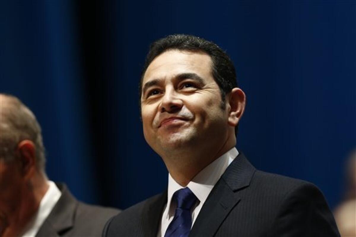 El hijo y el hermano del presidente guatemalteco Jimmy Morales declararon ante la fiscalía anti corrupción por una investigación sobre malversación en el Registro General de la Propiedad, informó el martes el propio mandatario.