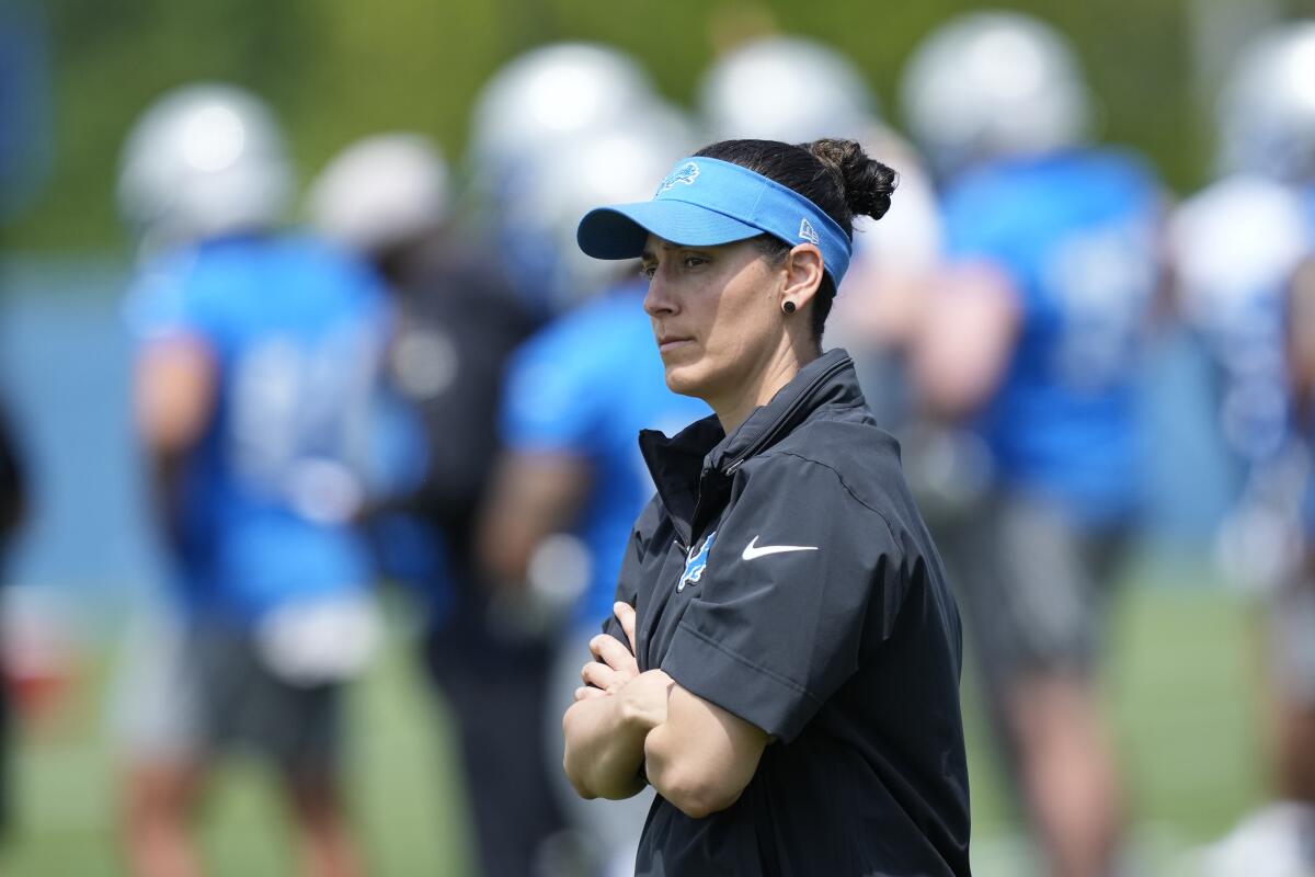 1 of 12 full-time female NFL coaches, Jill Costanza is an asset for the  Lions and Dan Campbell - The San Diego Union-Tribune