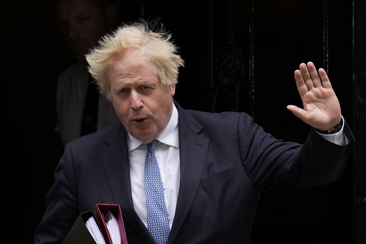 ARCHIVO - El primer ministro británico Boris Johnson se dirige a una reunión en el Parlamento