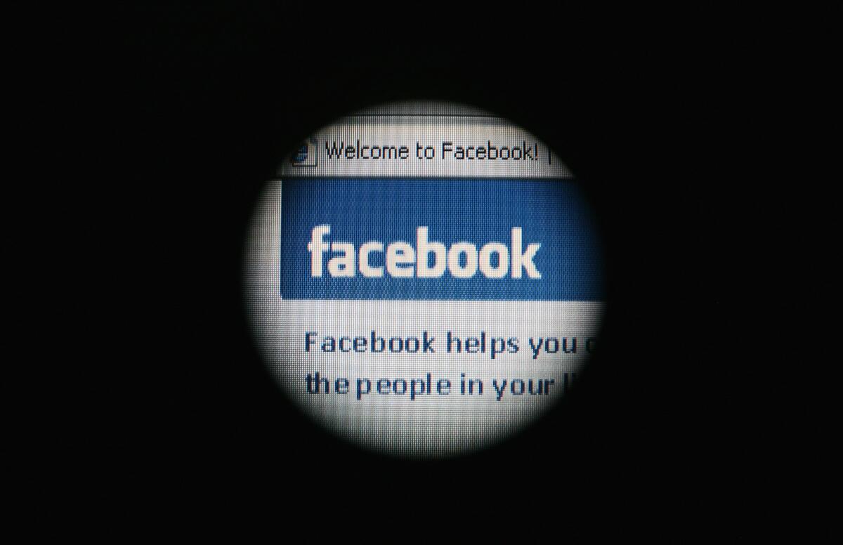The Dutch privacy watchdog is launching an inquiry into Facebook's privacy policy.
