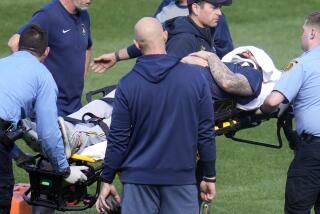El lanzador de los Cerveceros de Milwaukee, Jakob Junis, es trasladado a una ambulancia en los jardines del PNC Park después de ser golpeado por una pelota durante la práctica de bateo antes de un juego de béisbol contra los Piratas de Pittsburgh en Pittsburgh, el lunes 22 de abril de 2024. (AP Foto/Gene J. Puskar)